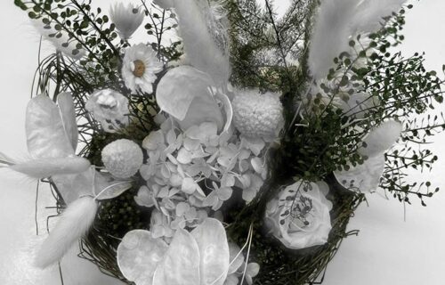 Centro tavola in fiori essiccati tonalità bianco